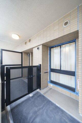  | 玄関前には専用のポーチがあり… 