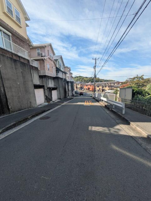  | 前面道路はゆとりがあり駐車も… 