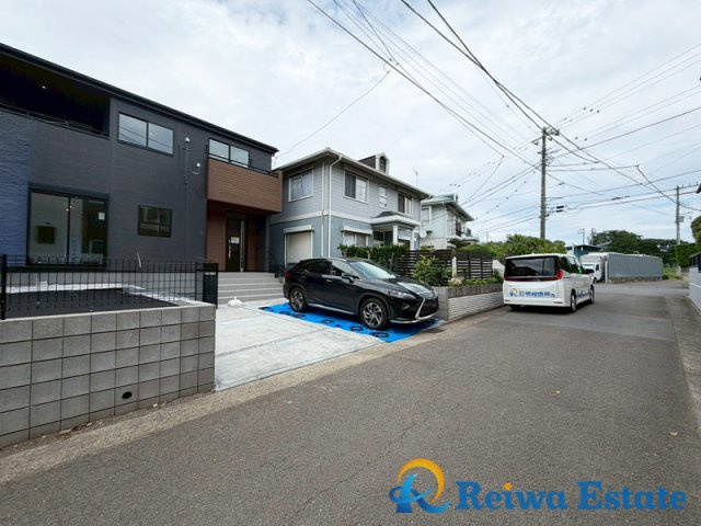 新築戸建　茅ヶ崎市下寺尾の前面道路含む現地写真|前面道路約4.7ｍで、人や車の出入りがしやすいゆとりがございます。