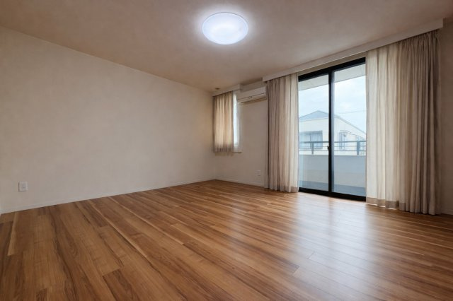 名東区勢子坊１丁目戸建の洋室|約10.9帖の2階洋室。
大型のクローゼットを備えゆったりお使いいただけます。
