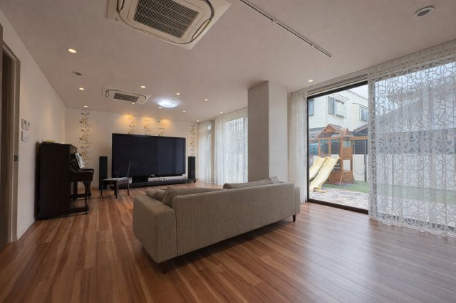 名東区勢子坊１丁目戸建のその他|吹抜けとデザイン照明が迎える、ホテルライクな玄関。
上下階をつなぐ開放的な設計。