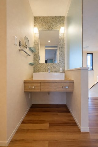 名東区勢子坊１丁目戸建の洋室|シアタールーム。
大きな開口部から庭へとつながり、明るく開放的な空間。