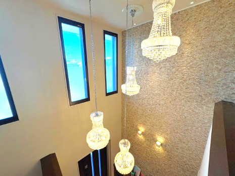 名東区勢子坊１丁目戸建の洗面所|2階に配置されたデザイン性の高い洗面スペース。