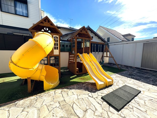 名東区勢子坊１丁目戸建のトイレ|窓付きで明るく、独立手洗いカウンターを備えた使い勝手の良いトイレ