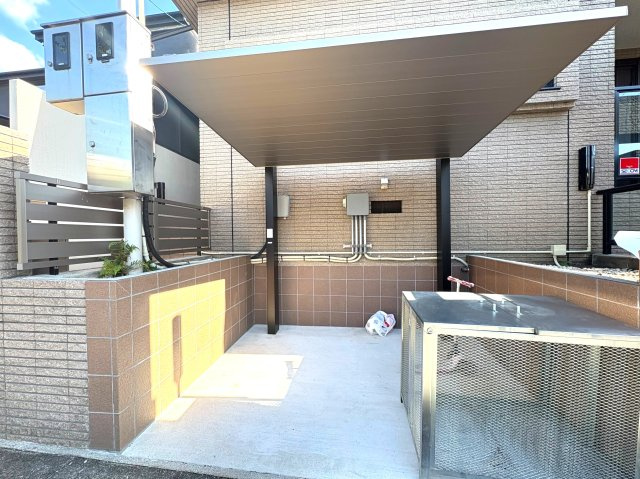 名東区勢子坊１丁目戸建の駐車場|シャッターゲート付ビルトイン式駐車場
お車を雨風や防犯面からしっかり守ります。