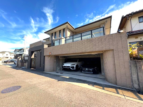 名東区勢子坊１丁目戸建の内装|吹抜けに面した明るい2階廊下。
高窓から自然光が差込み、開放感のある動線空間。