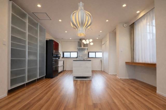 名東区勢子坊１丁目戸建の玄関|解放感あふれる吹抜け玄関。
高窓から自然光が差し込み、明るく気持ちの良い空間。