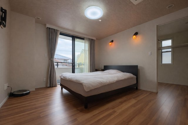 名東区勢子坊１丁目戸建の居間・リビング|開放感溢れる広々としたLDK。
木目の床と間接照明が、落ち着いた雰囲気を演出。