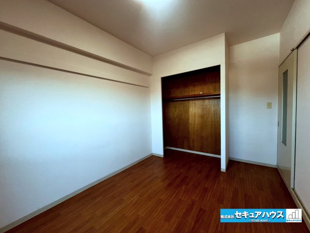 ライフプラザ加木屋壱番館の洋室|【洋室】
◆家族一人ひとりの大切なプライベート空間。趣味に合わせて使って頂けるようシンプルに仕上げてあります。暮らし心地を大きく左右する収納を、適材適所に配置し使い勝手を考慮しました。　