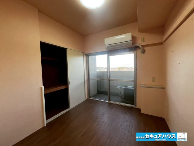 ライフプラザ加木屋壱番館の洋室|【洋室】
◆大きな収納のある住まいで収納上手な生活を実現！衣類だけでなく、箱物や思い出の品もたっぷり収納できますので、整理整頓もスムーズに。居室空間をより広々と使えます！