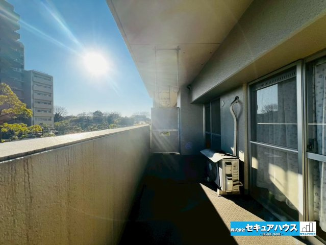 ライフプラザ加木屋壱番館のバルコニー|【バルコニー】
◆見晴らしもよく、太陽の温かな温もりをめいっぱい受け止めてくれます。
太陽の光と爽やかな風を受けたお洗濯物はあっという間に乾き、取りこむ時には太陽の匂いを感じられそうですね。　　