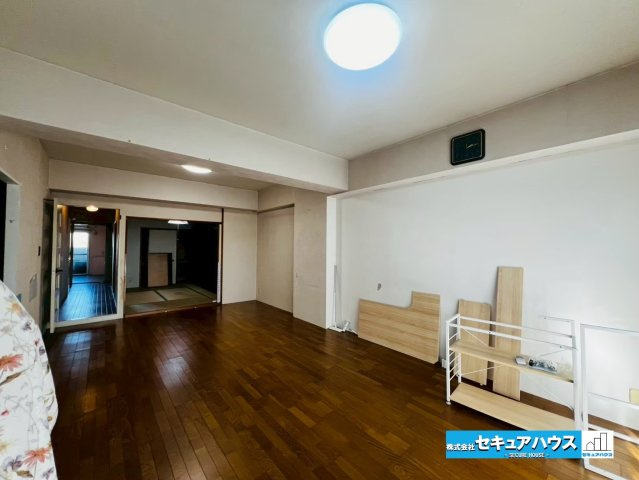 ライフプラザ加木屋壱番館の居間・リビング|【LDK】
◆自然光が入り、落ち着いた時間を過ごせるリビングです。
◆家族揃ってリビングで過ごすお休みの日が、楽しみになる場所となることでしょう。