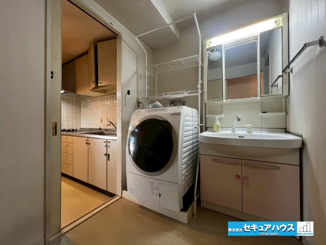 ライフプラザ加木屋壱番館の独立洗面台|【独立洗面化粧台】
◆気持ち良く通勤通学に向かえそうですね！鏡の裏にはたっぷりと収納スペースを標準装備！
◆電源を付属しているのでドライヤーなど利用できます。