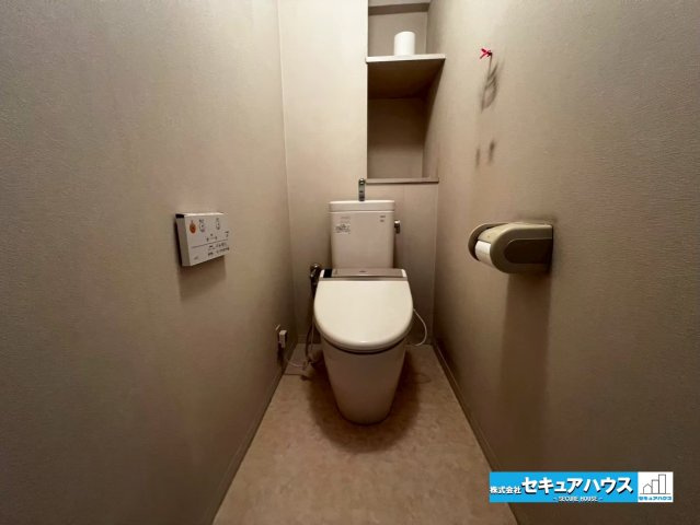 ライフプラザ加木屋壱番館のトイレ|【収納棚付きトイレ】
◆日用品もきれいに収納できます。