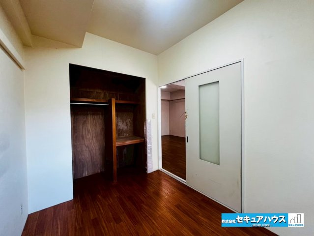 ライフプラザ加木屋壱番館の洋室|【洋室】
◆広々とした居住空間は日々の暮らしを彩り、心のやすらぎと満足感を与えてくれます。通風と採光を考慮した設計は子供たちはのびのび育ち、家族でくつろぎと団らんを生み出します。