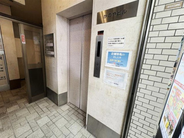かのやビルのエントランス