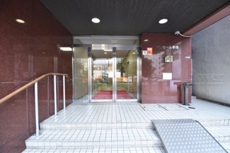 【エントランス】 | お客様を、そして住人を出迎えてくれるマンションのエントランス。ゴミが落ちていないことからも、管理状態の良さや住民の節度の高さが見て取れます。～即日のご見学可能～　お問合せはお気軽にどうぞ。