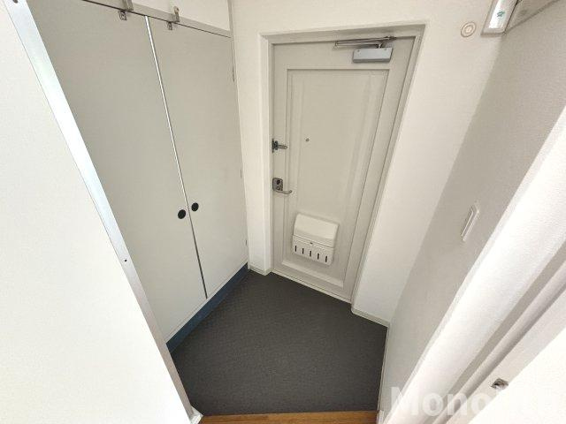 光明台19号棟の玄関