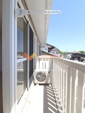 コルリスB棟のバルコニー|外からの目が気にならないバルコニーで洗濯物が干せます※同タイプのお部屋になります。