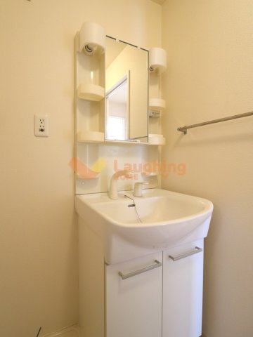 コルリスB棟の洗面所|ゆったりとスペースのある洗面所※同タイプのお部屋になります。