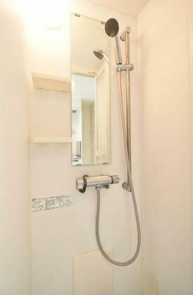 フリングホルニの浴室|シャワールーム・トイレ別（同一仕様写真）