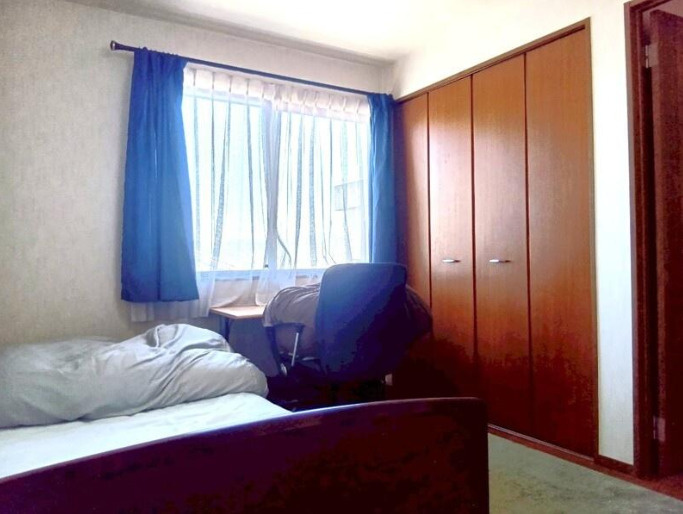 南国市浜改田　中古一戸建ての洋室|大きな窓から光が差し込む、クローゼット完備のゆとりある洋室