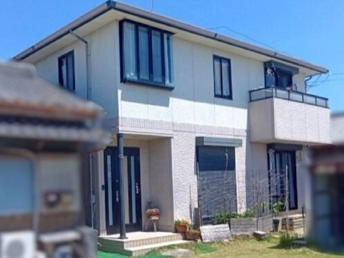 南国市浜改田　中古一戸建ての外観|日当たり良好な南向きの住まい。バルコニーがアクセントの飽きのこないデザイン