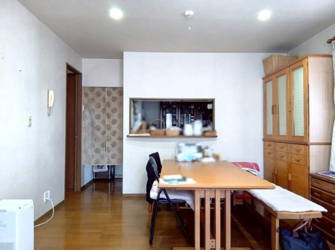 南国市浜改田　中古一戸建ての居間・リビング|配膳や片付けがスムーズな対面キッチン仕様のダイニングスペース