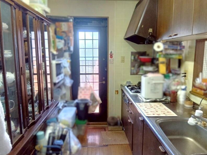 南国市浜改田　中古一戸建てのキッチン|勝手口付きでゴミ出しや換気もスムーズ♪