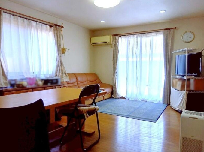 南国市浜改田　中古一戸建ての居間・リビング|家族が自然と集まる、陽光あふれる開放的なリビング空間