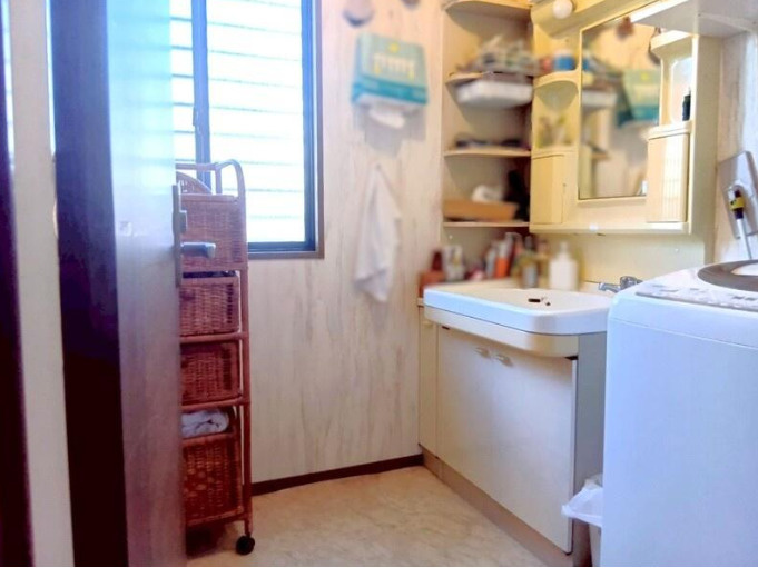 南国市浜改田　中古一戸建ての独立洗面台|窓付きで明るく、朝の支度も気持ちよく行える清潔感のある洗面スペース