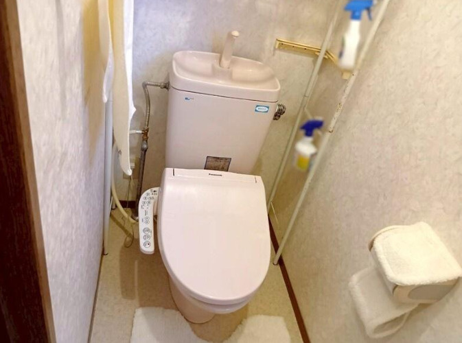 南国市浜改田　中古一戸建てのトイレ|水洗浄便座を完備した、落ち着きのある内装の1階トイレ