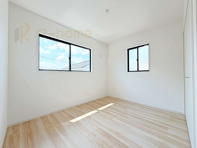 取手市ゆめみ野5期　新築戸建て　1号棟の洋室|2面窓の風通しの良い洋室です♪差し込む暖かな陽当たりで、室内がくつろげる空間に早変わりです♪