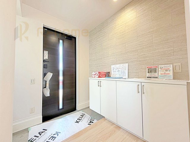 取手市ゆめみ野5期　新築戸建て　1号棟の玄関|玄関には便利なシューズインクローゼットを設置。アウトドア用品やベビーカーなどの収納に役立ちますね♪