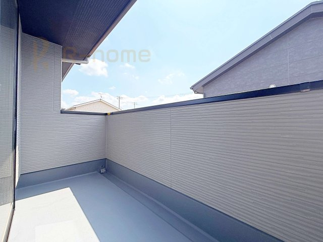 取手市ゆめみ野5期　新築戸建て　1号棟のバルコニー|お布団やラグなどの大きな物も干しやすい広々としたバルコニー！