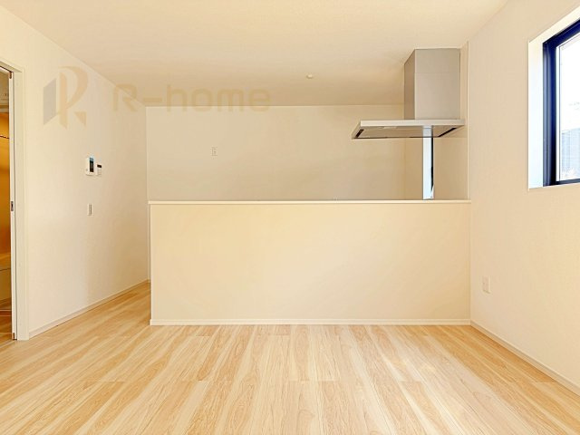 取手市ゆめみ野5期　新築戸建て　1号棟のキッチン|リビングで遊ぶお子様にも目が届くカウンターキッチン！コンロ前も壁がない嬉しい仕様♪