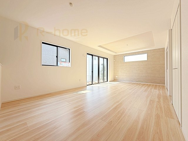 取手市ゆめみ野5期　新築戸建て　1号棟の居間・リビング|開放感のあるリビングには収納スペースもあり、ゆったりした空間を保てます♪