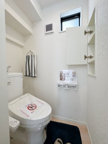 ●安佐南区川内2丁目 No.8のトイレ|収納棚付き1階ウォシュレットトイレ☆
1階、2階にウォシュレットトイレがついています♪