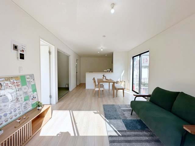 ●安佐南区川内2丁目 No.8の居間・リビング|16帖の広々としたリビング☆
完成済のため365日ご案内可能♪
「今日見たい」にも対応します！