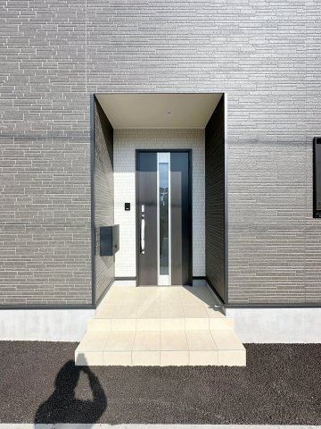 ●安佐南区川内2丁目 No.8の玄関|防犯カメラ付き玄関ポーチ☆
屋根も付いており、雨が降っても濡れる心配はありません♪
防犯カメラがあるので防犯上も安心です！