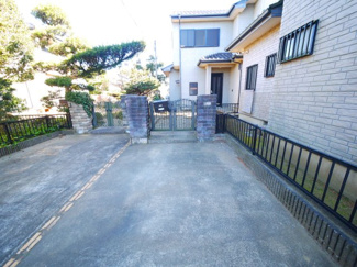 【駐車場】 | 八街市八街い　中古戸建 | 内装リフォーム済み令和7年12月敷地約71坪ドックランバーベキューが可能です駐車2台可能閑静な分譲地