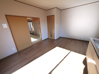 【居間・リビング】 | 八街市八街い　中古戸建 | 内装リフォーム済み令和7年12月敷地約71坪ドックランバーベキューが可能です駐車2台可能閑静な分譲地