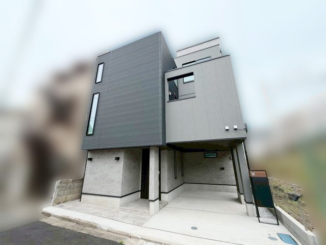【外観】 | 北側公道に面した平坦地で、大切なお車を格納できる車庫も完備。周辺にはスーパー（徒歩2分）や小学校（徒歩5分）が揃い、利便性と穏やかな住環境を両立。新しい生活をここからスタートしませんか？