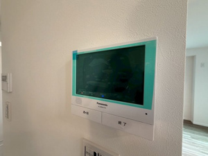 【セキュリティ】 | 来訪者の顔を室内からしっかり確認できる大画面TVモニター付きインターホン！お子様のお留守番や夜間の訪問時も安心して対応でき、防犯性を大きく向上。日々の安全な暮らしと家族の笑顔を守る頼もしい設備です！