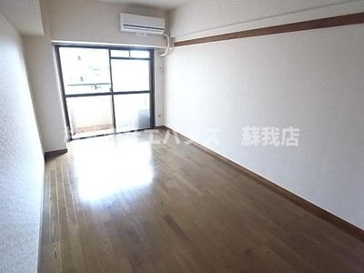 【居間・リビング】 | シティコスモ15 | こちらの居間で趣味の時間をお楽しみください