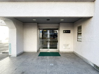 【エントランス】 | マンションの正面エントランス。出入りする人間を癒してくれるマンション入り口であり、その建物の「顔」でもあります。～即日のご見学可能～　お問合せはお気軽にどうぞ。
