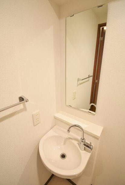 アリーチェ高田馬場の洗面所|嬉しい独立洗面台☆温水洗浄機能付トイレ(同一仕様写真)