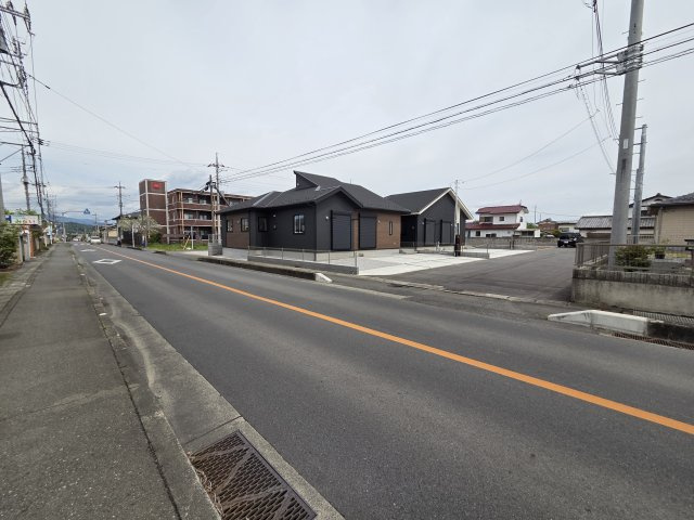 新築　桐生市相生町1丁目　2号棟　Blooming Gardenの前面道路含む現地写真|現地写真　北西側前面道路幅員約9.8ｍ