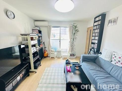 西三国1丁目中古戸建の居間・リビング|◆広々LDKは約15.4帖！2階にリビングを配しているため、通行人の視線を気にせず、ゆっくりと寛ぐことができます！