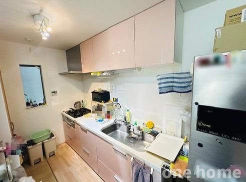 西三国1丁目中古戸建のキッチン|◆キッチンは空間を有効活用できる壁付けタイプ！シンク・作業台が広く、お料理が捗りそうですね！
◆キッチンには換気窓もございます！